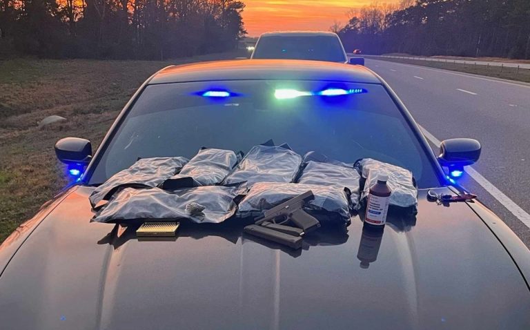 Ocho libras de marihuana, un arma y un conductor errático