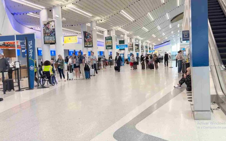 Más de 900 retrasos de vuelo tras cierre parcial en Aeropuerto de CLT