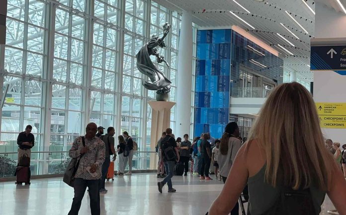 Aeropuerto de Charlotte se prepara para recibir más de 1,6 millones de viajeros