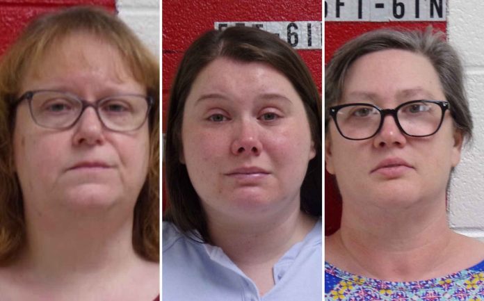 Arrestan a tres maestras por presunto maltrato a estudiante con discapacidad