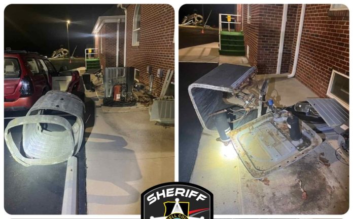 Sorprenden a sospechoso robando equipos de aire acondicionado en iglesia