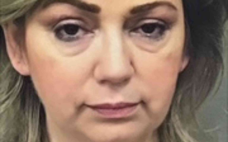 Funcionaria arrestada por cargos relacionados con metanfetamina