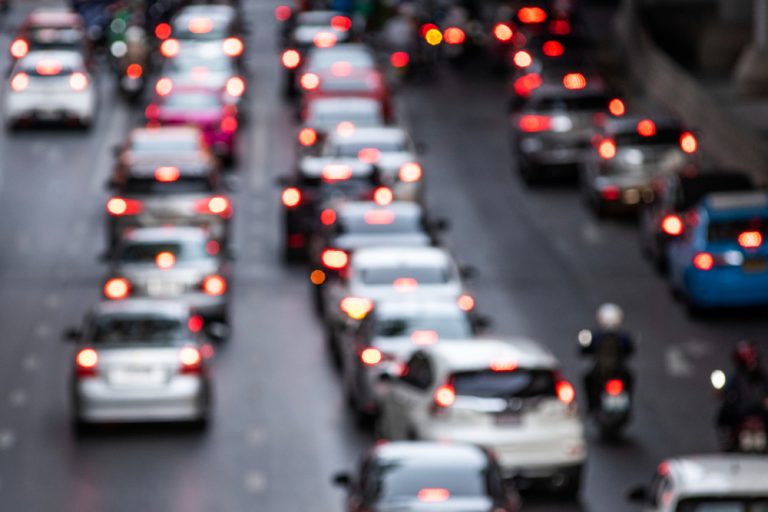 Lanza plan nacional para combatir la congestión vial en EE.UU.