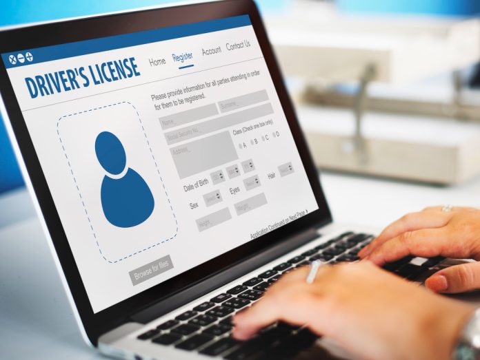 Florida implementará distintivo de estatus migratorio en licencias de conducir