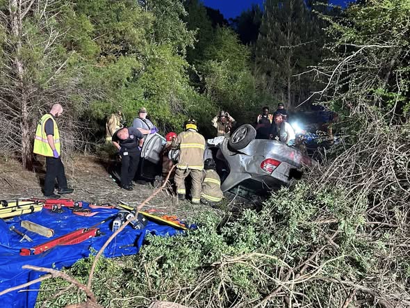 Equipos de emergencia liberan a víctima tras accidente vehicular