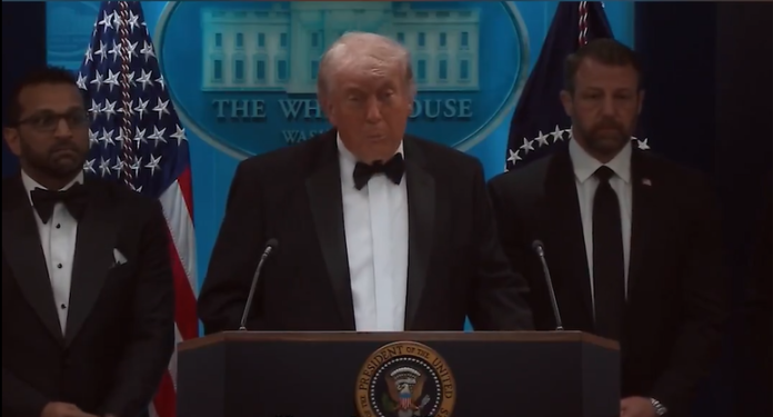 Trump confirma su bienestar tras incidente: 