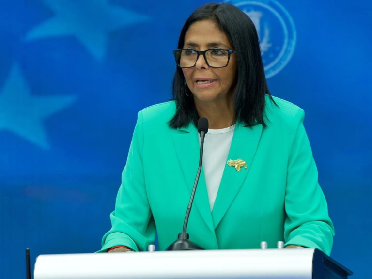 Delcy Rodríguez anuncia "aumento responsable" frente a protestas de trabajadores