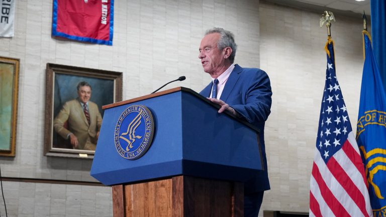 HHS lanza el programa STOMP para combatir microplásticos