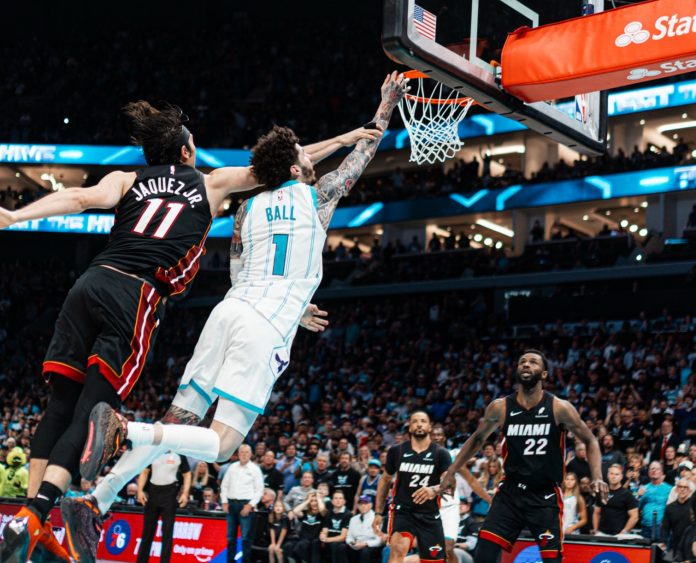 Ball salva la temporada, los Hornets vencen a Miami