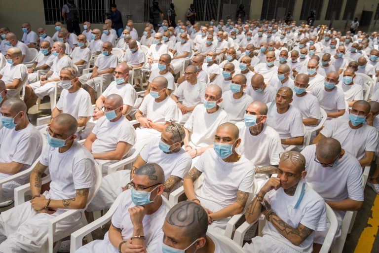 Fiscalía de El Salvador procesa a 486 líderes de la MS-13 por crímenes históricos