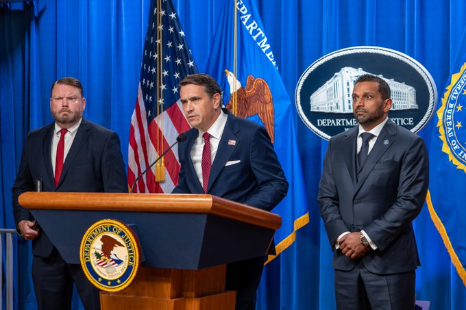 Acusan al exdirector del FBI por amenazar al presidente Trump