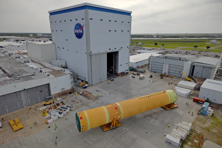 La NASA traslada pieza clave del cohete SLS para la misión Artemis III