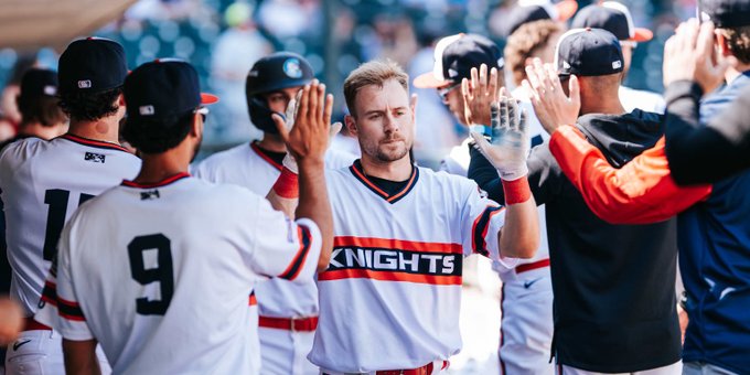 ¡Domingo divertido! Los Knights aplastan a los Redbirds