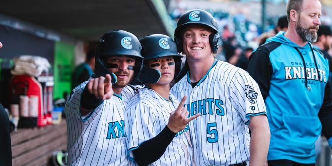 Grand Slams impulsa a los Knights a una victoria
