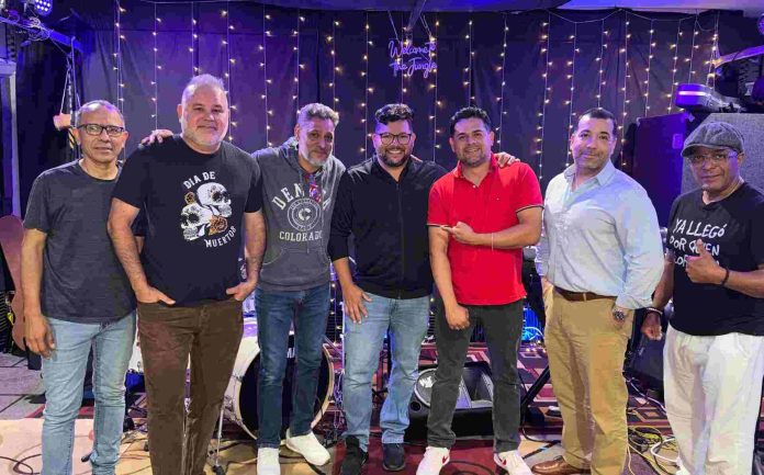 “La Playa” suena desde Charlotte: UltimaNota y Rafa Carrillo lanzan sencillo tropical