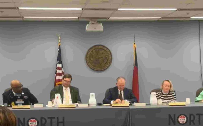 Junta electoral estatal aprueba reglamento que puede privar del derecho al voto a miles de votantes en el estado