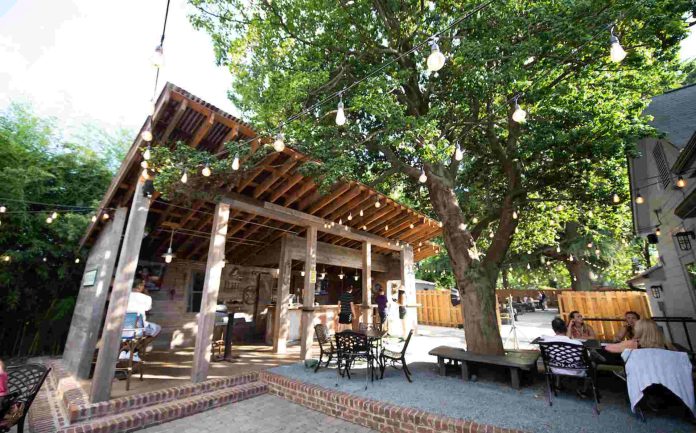 Más porches, patios y terrazas que visitar en Charlotte durante la primavera