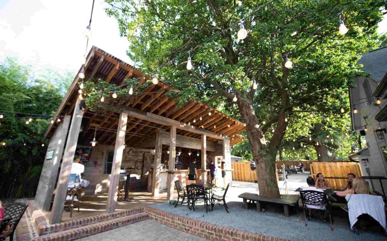 Más porches, patios y terrazas que visitar en Charlotte durante la primavera