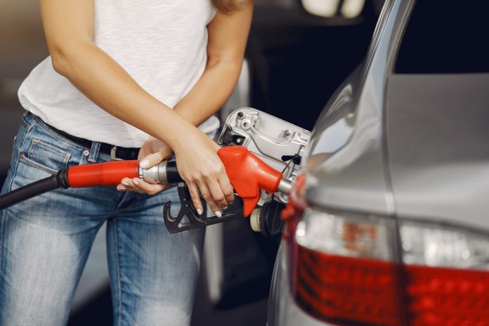 AAA alerta por altos precios de gasolina en viajes de Memorial Day