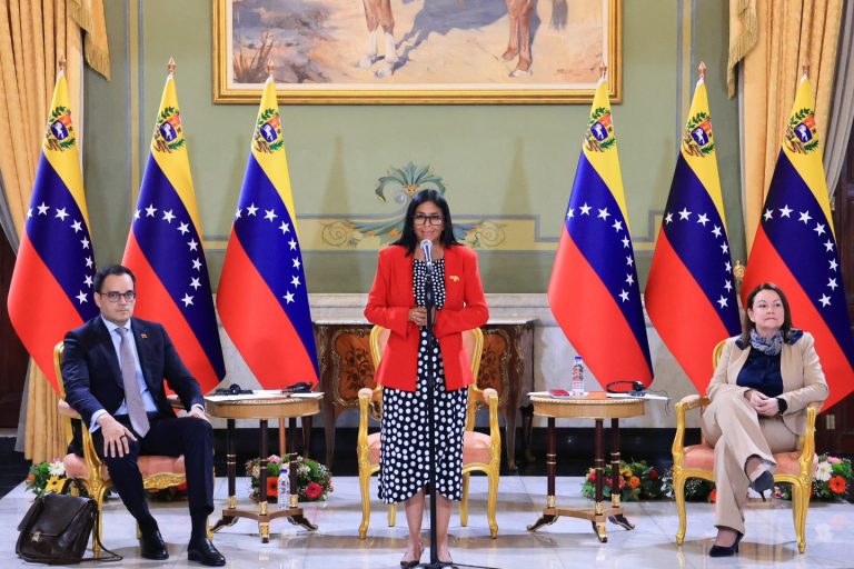 Rodríguez anuncia ingreso mínimo de 240 dólares en Venezuela
