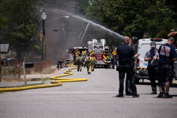 Ruptura de tubería de gas provoca gran incendio y evacuaciones en Matthews