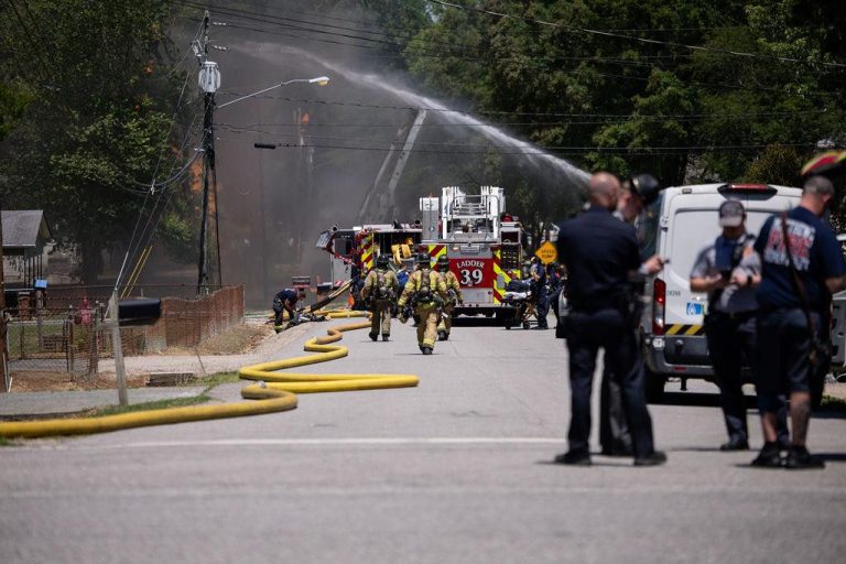 Ruptura de tubería de gas provoca gran incendio y evacuaciones en Matthews