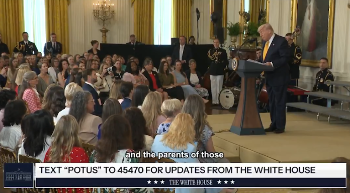 Donald Trump y su esposa rinden tributo a las madres militares