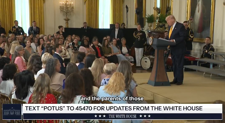 Donald Trump y su esposa rinden tributo a las madres militares