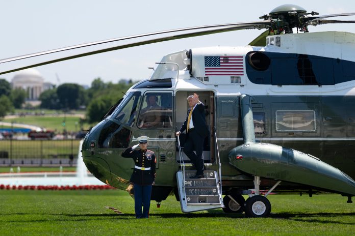Trump aterriza en Pekín para cumbre histórica con Xi Jinping