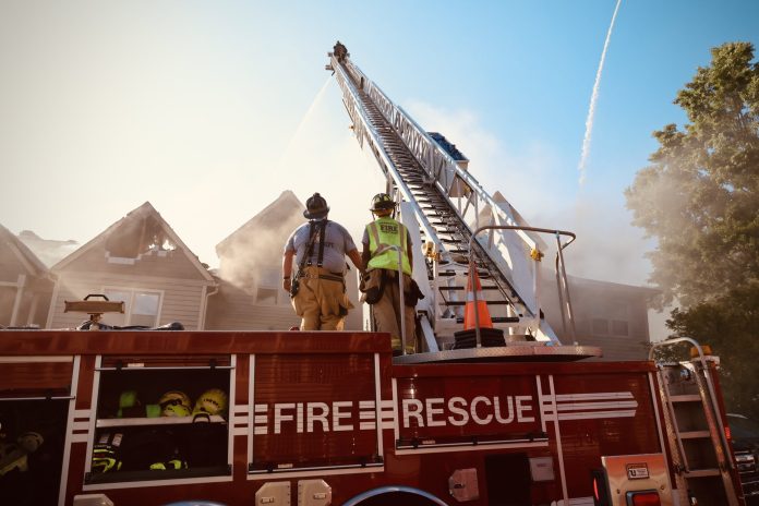 Voraz incendio destruyó varios apartamentos cerca del lago Wylie en Charlotte