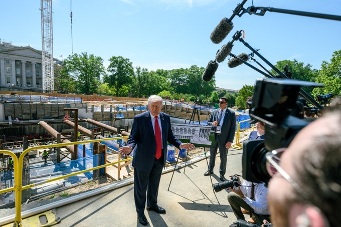 Trump defiende las obras y el nuevo salón de titanio de la Casa Blanca