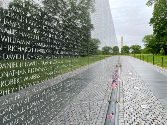 Trump honra a los caídos en Arlington por el Memorial Day