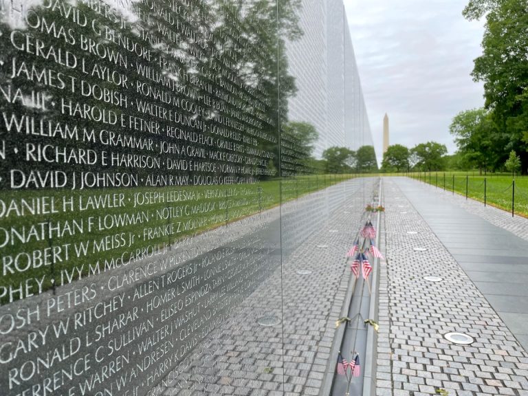 Trump honra a los caídos en Arlington por el Memorial Day