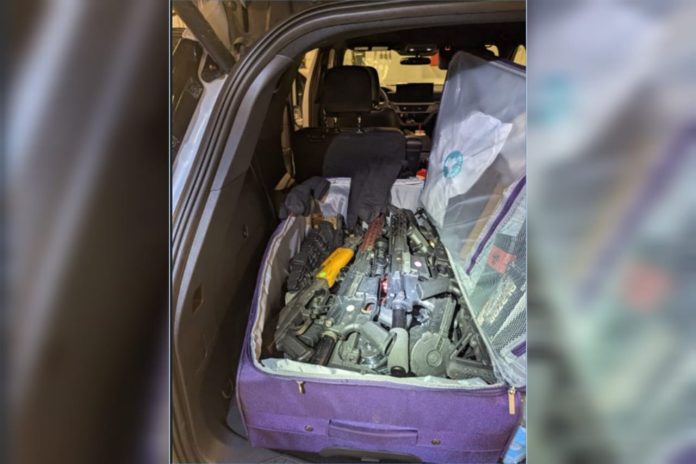 Caen traficantes en New York con arsenal de 89 armas robadas
