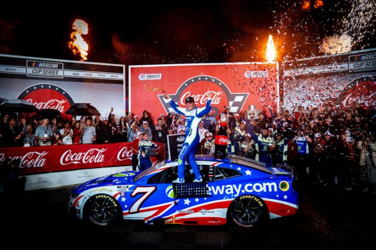 Mexicano Daniel Suárez, primer piloto nacido fuera de EE.UU. en ganar la Coca-Cola 600