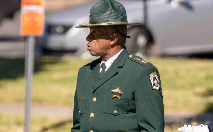 Sheriff alerta sobre aumento de llamadas fraudulentas que suplantan a agentes policiales
