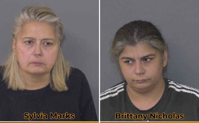 Detienen a dos mujeres por explotar económicamente a adultos mayores