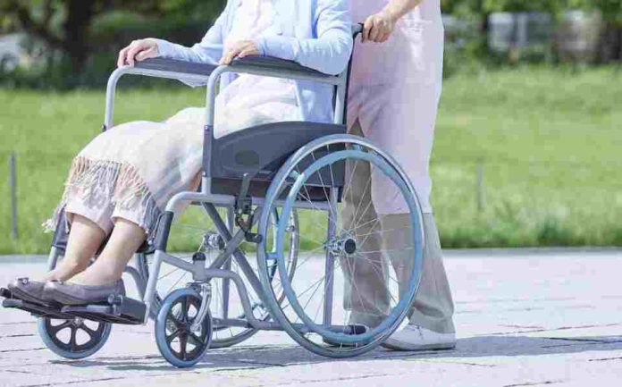Acusan a dos cuidadores de negligencia en centro de adultos mayores