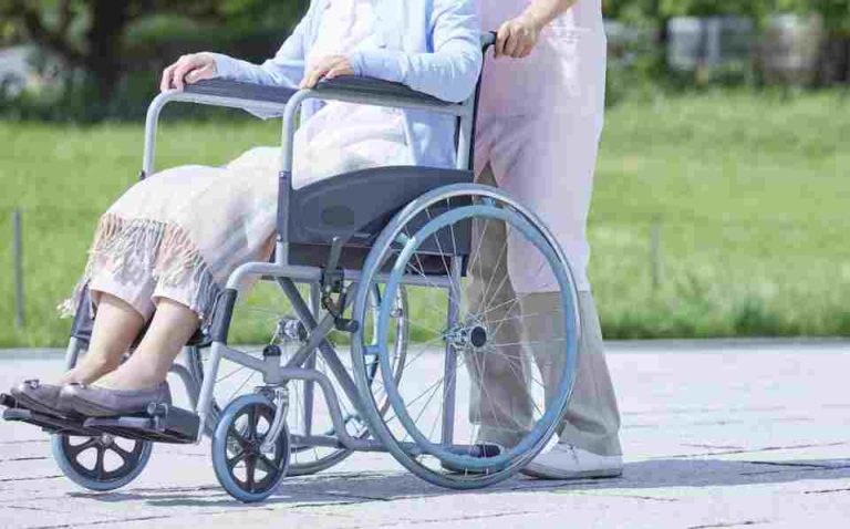 Acusan a dos cuidadores de negligencia en centro de adultos mayores