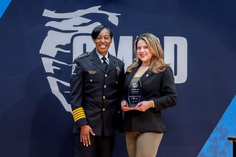 Reconocen a Stephanie Escobar como Profesional Civil del Año durante la Semana de la Policía