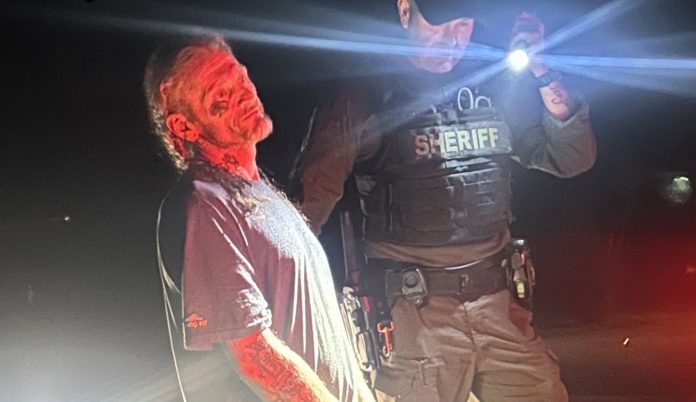 Hombre recién liberado de prisión enfrenta múltiples cargos tras presunto ataque con machete