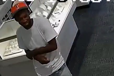 Buscan a sospechoso por robo de joyas de alto valor en una tienda de Monroe
