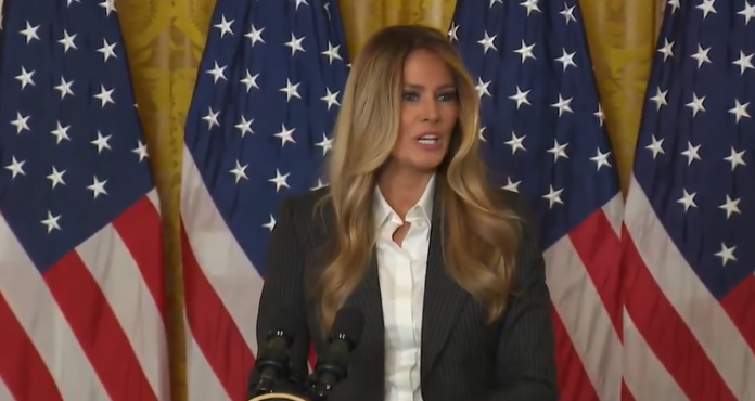 Melania Trump premia a jóvenes talentos en IA