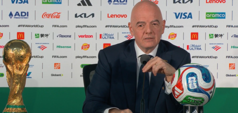 Infantino celebra récord de un millón de fans en el Mundial