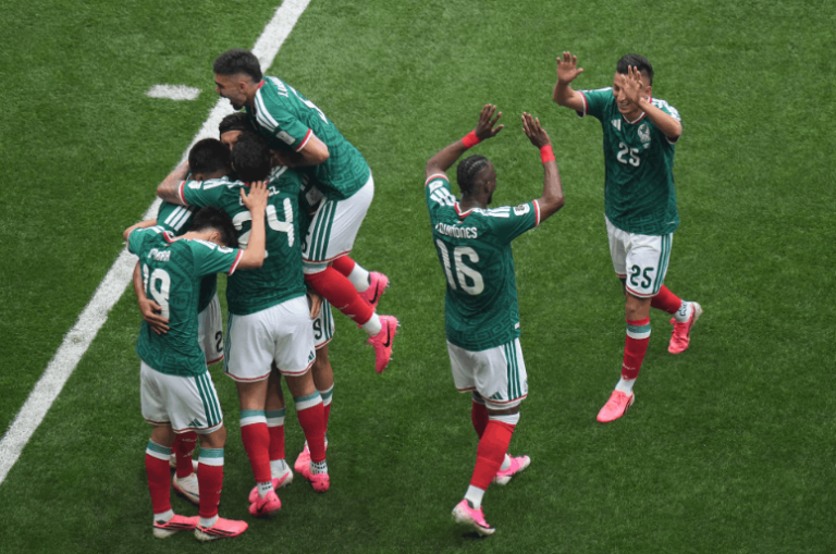 México debuta con victoria de 2-0 ante Sudáfrica