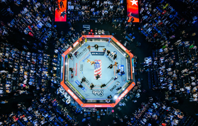 Justin Gaethje se corona campeón de la UFC ante la mirada de Donald Trump