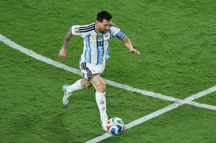 Messi firma un hat-trick de leyenda en el debut argentino