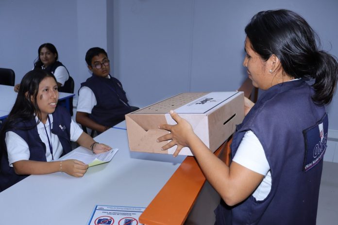 Fujimori y Sánchez esperan el voto final con el escrutinio al 98.5 %