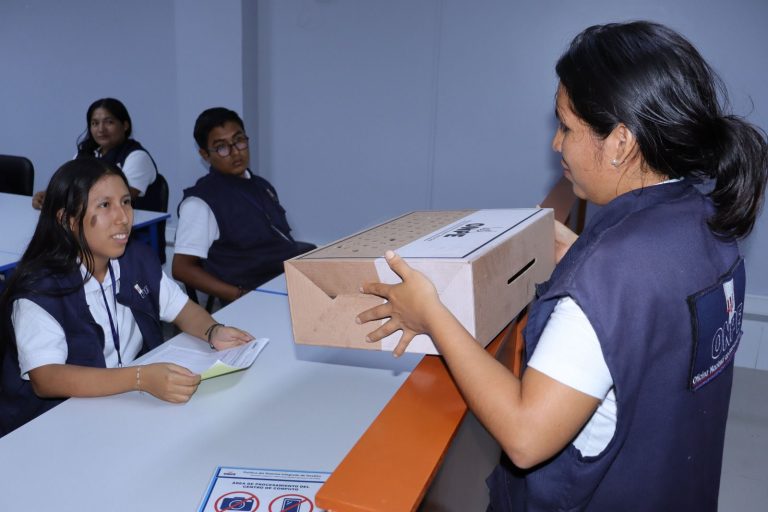 Fujimori y Sánchez esperan el voto final con el escrutinio al 98.5 %