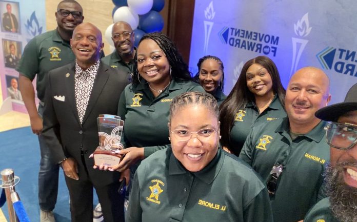 Equipo comunitario del Sheriff de Mecklenburg recibe reconocimiento nacional